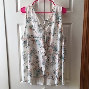 NWT Maurices sleeveless floral top. Flap front 3X